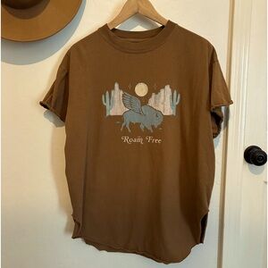 Pebby Forevee Side Slit Tee. Size Large. Warm brown, “Roam Free”